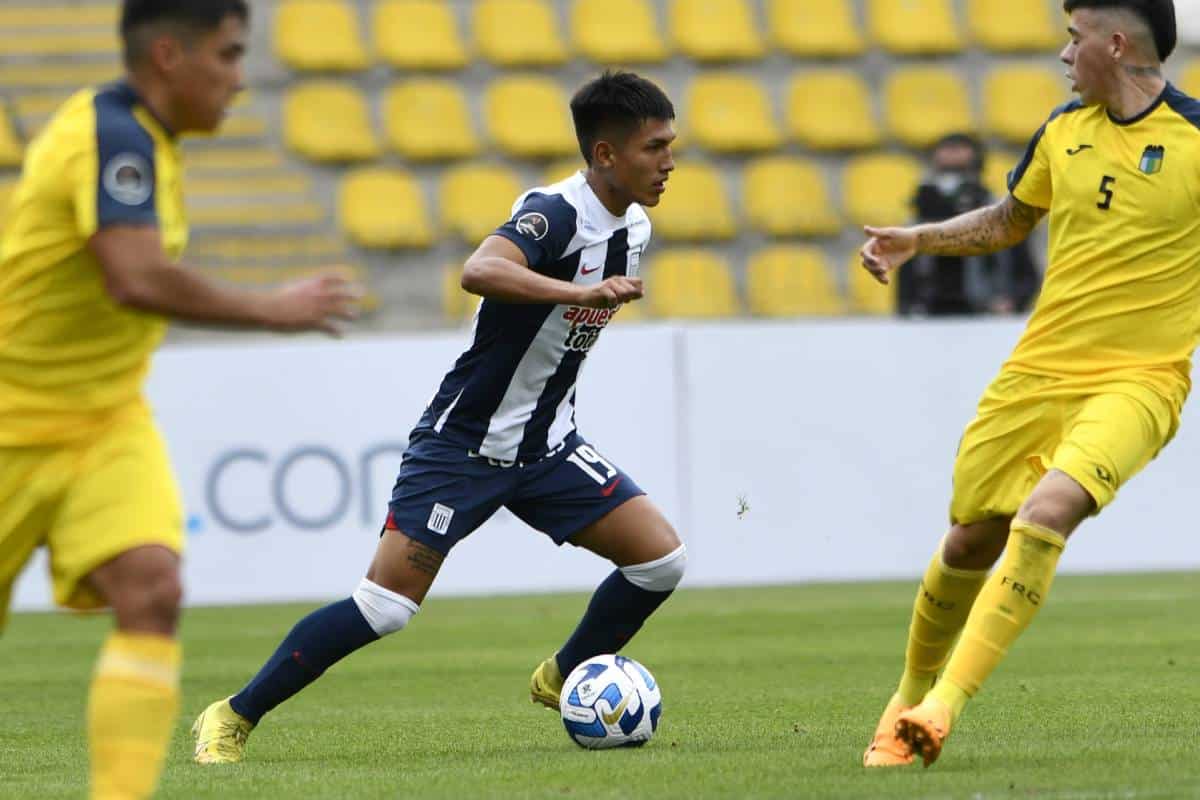 Said Peralta firmó su primer contrato profesional con Alianza Lima.