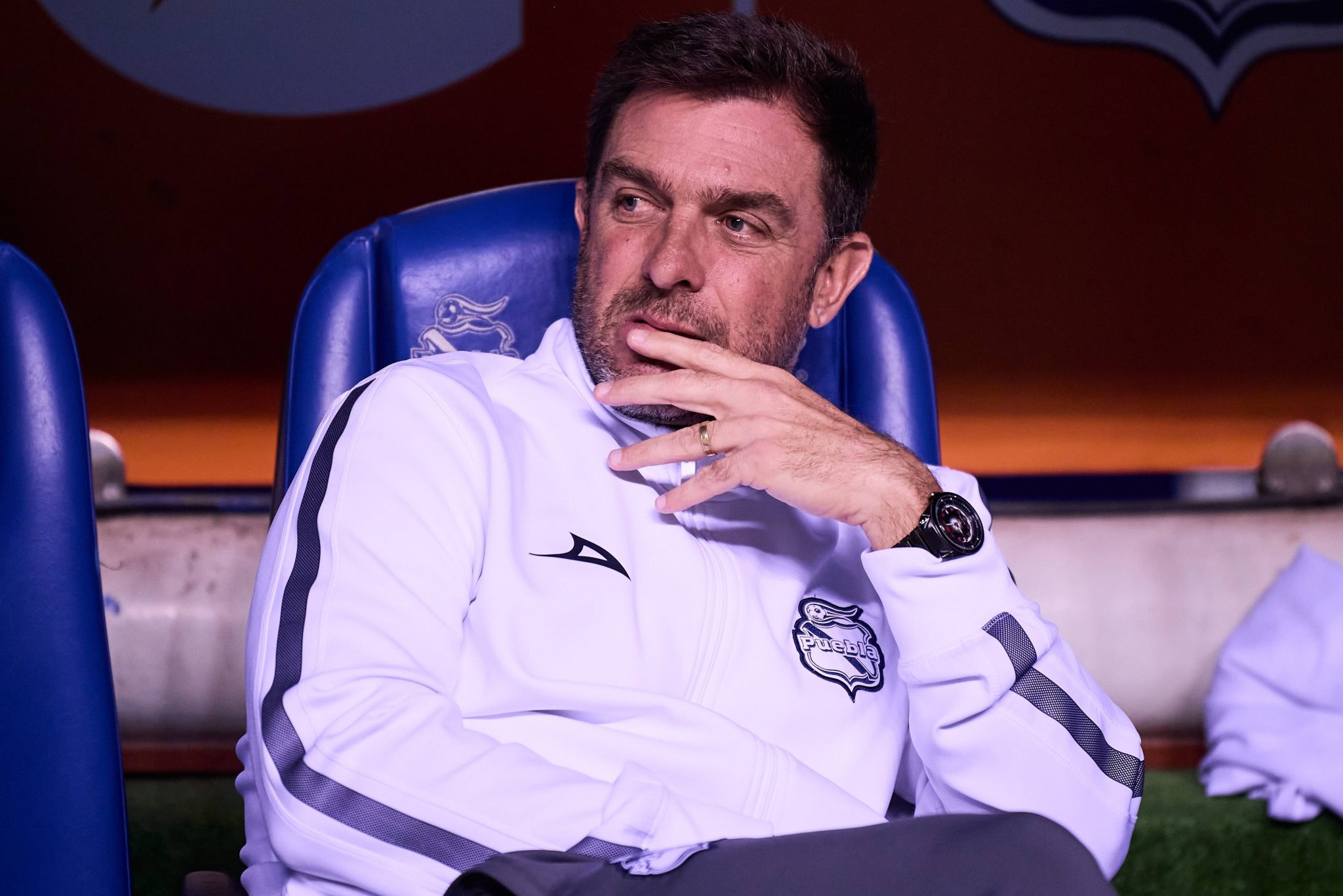 pablo guede mira desde el banco de suplentes en puebla,